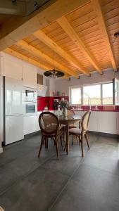 Casa Pieiteiro في كوركوبيون: مطبخ مع طاولة طعام وكراسي
