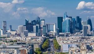 uma vista para uma cidade com um monte de edifícios em Paris Neuilly-sur-Seine Appartement bien situé em Neuilly-sur-Seine