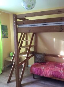 1 dormitorio con litera y escalera de madera en Gîte chez Emy et Seb, en Privas