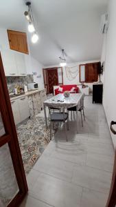 een keuken en eetkamer met een tafel in een kamer bij Casa Schiera Solanas in Solanas