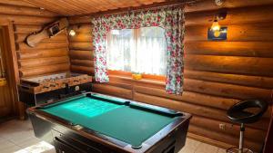 einen Billardtisch in einem Zimmer in einer Hütte in der Unterkunft Kwatery u Papieżów in Biały Dunajec