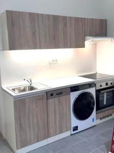 uma cozinha com um lavatório e uma máquina de lavar roupa em Side Street Apartments em Praga