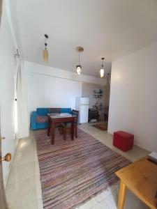 Locanda Dahab في دهب: غرفة معيشة مع طاولة وأريكة زرقاء