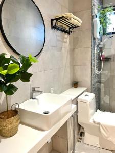 bagno con lavandino, specchio e servizi igienici di Covesign Suite a Kota Kinabalu