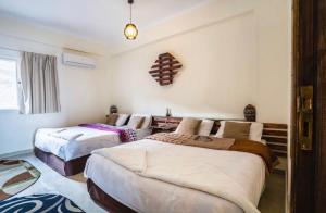 um quarto com duas camas num quarto em Locanda Dahab em Dahab