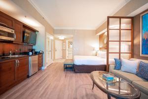 une chambre d'hôtel avec un lit et un canapé dans l'établissement No Resort Fee Strip View Balcony+ Free Valet+Pool, à Las Vegas