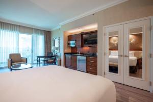 Habitación de hotel con cama grande y cocina en No Resort Fee Strip View Balcony+Free Valet+ Pool, en Las Vegas