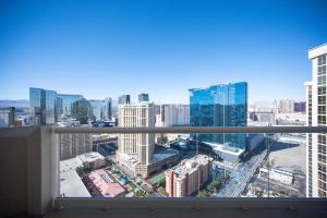 desde el balcón de un edificio con vistas a la ciudad en No Resort Fee Strip View Balcony+Free Valet+ Pool, en Las Vegas