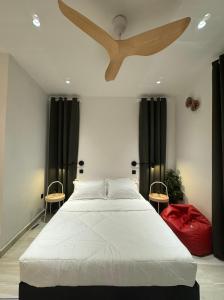 een slaapkamer met een groot wit bed en een plafond bij HOMESTAY SCANDINAVI at BUKIT MERTAJAM PENANG in Kubang Semang