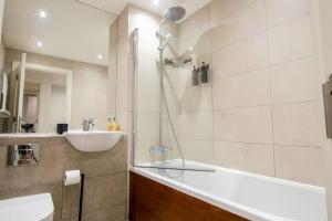 y baño con ducha, lavabo y bañera. en Luxury City Centre Apartment (Weekly Booking), en Hull