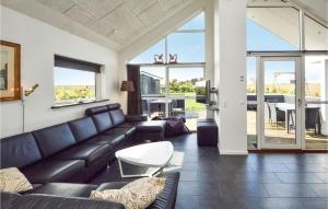 - un salon avec un canapé et une table dans l'établissement Stunning Home In Haderslev With 4 Bedrooms, Sauna And Wifi, à Flovt