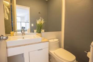 Un baño con lavabo, inodoro y espejo. en My Place Donceles, en Ciudad de México 42 fotos más