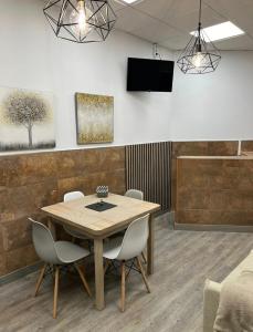 TV a/nebo společenská místnost v ubytování GUADIANA LOFT EXPERIENCE KALA