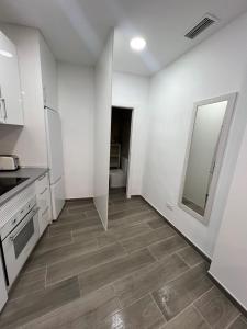cocina con paredes blancas y suelo de madera en Apartamentos BEACHYDAYS Metropolis C, en Torremolinos 5 fotos más