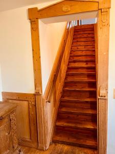 a staircase in a house with wooden steps at b e d & a g e d e s i g n -extra large- wunderschöne komplette Wohnung mit viel Platz & 4 Schlafzimmer in Hünxe