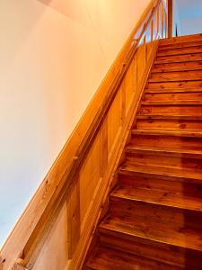 un escalier avec des marches en bois dans un bâtiment dans l'établissement b e d & a g e d e s i g n -extra large- wunderschöne komplette Wohnung mit viel Platz & 4 Schlafzimmer, à Hünxe