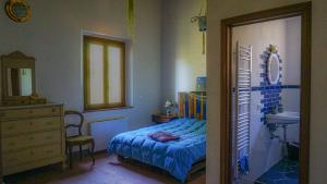 Dormitorio pequeño con cama y lavamanos en Seme di Luna en Canneto