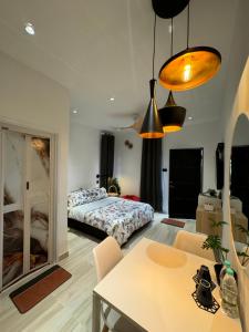 een woonkamer met een bed en een tafel bij HOMESTAY SCANDINAVI at BUKIT MERTAJAM PENANG in Kubang Semang