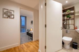 y baño con aseo y lavamanos. en Luxury City Centre Apartment (Weekly Booking) en Hull