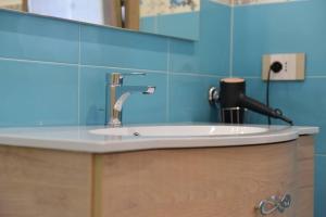 un lavandino con rubinetto in bagno di La Casa di nonna Elena ad Agerola
