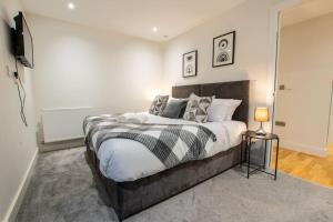 1 dormitorio con 1 cama grande y TV en Luxury City Centre Apartment (Weekly Booking) en Hull