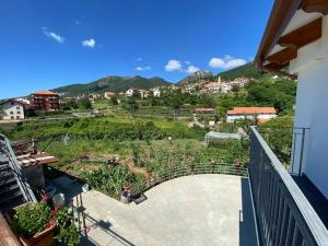 balcone con vista sul giardino di La Casa di nonna Elena ad Agerola