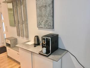 eine Mikrowelle auf einer Theke in einer Küche in der Unterkunft Das kleine gemütliche Apartment direkt am Wald in Oldenburg