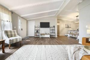 A seating area at The Bumble Bee Hive 7-Bedroom House w/ Hot Tub