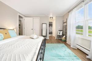 1 dormitorio con cama grande y ventana grande en The Bumble Bee Hive 7-Bedroom House w/ Hot Tub en Accident