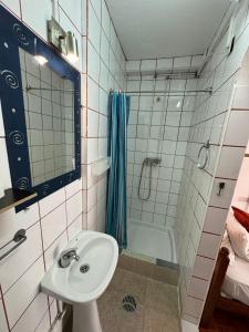 Phòng tắm tại Lagos Central Hostel