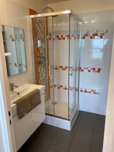 een badkamer met douche en wastafel bij Studio vue Océan in Lacanau