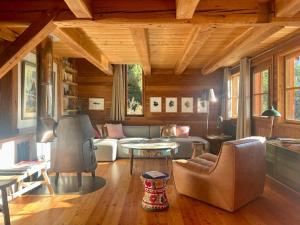 - un salon avec un canapé et une table dans l'établissement Captivant Chalet T3 vue Panoramique, Chamonix Mont-blanc, aux Houches