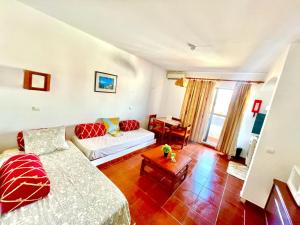 a living room with a couch and a table at Resort Albufeira T1, Praia da Oura in Albufeira