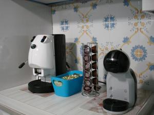 un bancone della cucina con macchinetta del caffè e mixer di B&B Margherita a Marina di Camerota