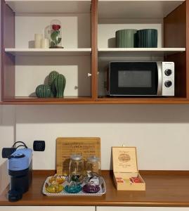 a counter with a microwave and a plate of food at Metro Suite Milano in Milan