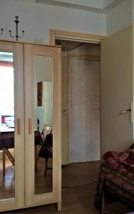 una camera con porta scorrevole in vetro e una camera da letto di appartement Paris bohème a Parigi