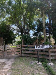 ein Holzzaun mit einem Schild, das Lacolina liest in der Unterkunft La Quinta San Cayetano in Laguna Brava