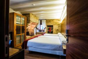 A bed or beds in a room at Hotel Alda Bonaval Még 37 kép