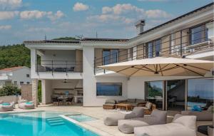 een villa met een zwembad en een huis bij 3 Bedroom Cozy Home In Bregi in Breza