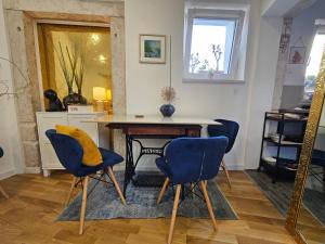 une salle à manger avec une table et des chaises bleues dans l'établissement PLACE 4 U Studio Center, à Zadar