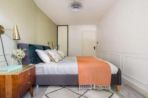 ein Schlafzimmer mit einem großen Bett und einer Kommode in der Unterkunft Contemporary central flat in Clerkenwell Green in London