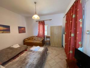 Kleines Zimmer mit 2 Betten und einem Tisch in der Unterkunft Marilena Apartments Anastasiou in Velika