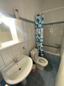 y baño con lavabo y aseo. en Marilena Apartments Anastasiou, en Velika