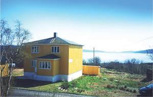 SelvaにあるBeautiful Home In Agdenes With 3 Bedroomsの小黄色の家
