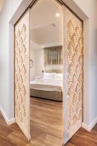 Ένα ή περισσότερα κρεβάτια σε δωμάτιο στο Couple-in magical suite with jacuzzi