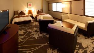 ANA Crowne Plaza Niigata, an IHG Hotel في نيغاتا: غرفه فندقيه سريرين وتلفزيون