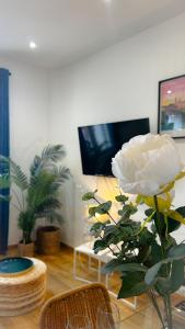 uma grande rosa branca numa sala de estar em Voyage au Canal - Parking Clim Netflix Amazon em Montauban