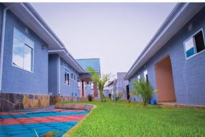 un bâtiment bleu avec un tapis coloré devant lui dans l'établissement Briston Hotel - Mugumu, à Mugumu