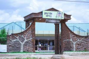 ein Gebäude mit einem Schild vor einem Hotel in der Unterkunft Briston Hotel - Mugumu in Mugumu