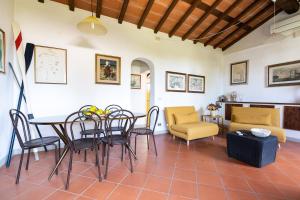 un soggiorno con tavolo e sedie di Beach House with private garden a Marina di Pietrasanta